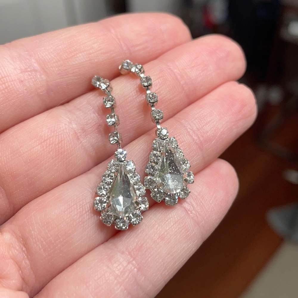 Silver rhinestone dangle fashion earrings